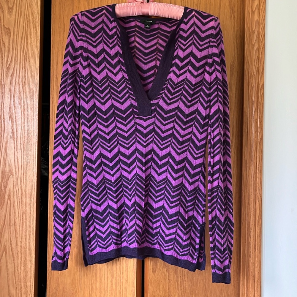 Ann Taylor V-Neck Sweater. Light weight Size Small.
